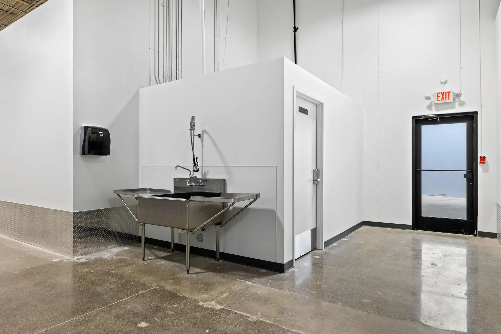 Small-Warehouse-Space-in-North-Richland-Hills-Fort-Worth-Texas (1)